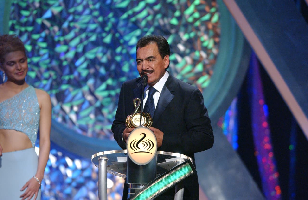 El más distinguido galardón de esa noche, Premio a la Excelencia, fue para celebrar la carrera de Joan Sebastian. Sebastian, que llevaba entonces treinta y tres años dedicados a la música, agradeció a sus padres, hasta el cielo, haberle apoyado en ese sueño loco que era cantar para vivir.