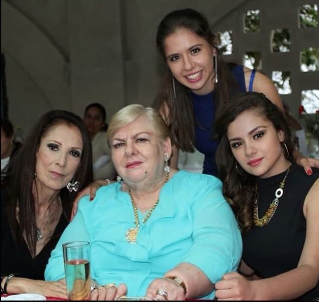 Paquita y Viola son hijas de la misma mamá y de diferente padre. Francisca, verdadero nombre de la intérprete de ‘Rata de dos patas’, es la mayor de tres hermanos.