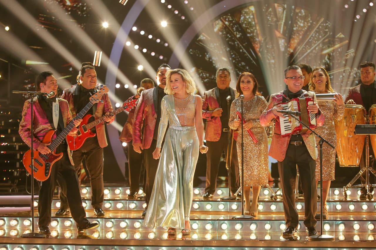 Pero Fanny Lu aprovechó la visita de Los Ángeles Azules al programa para hacer esta colaboración.