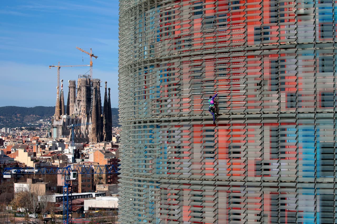 Robert, de 57 años, quien suele escalar edificios emblemáticos de todo el mundo sin medidas de seguridad, tardó unos 35 minutos en subir y bajar los 144 metros de altura de la icónica torre Glòries de Barcelona, también conocida como Agbar.