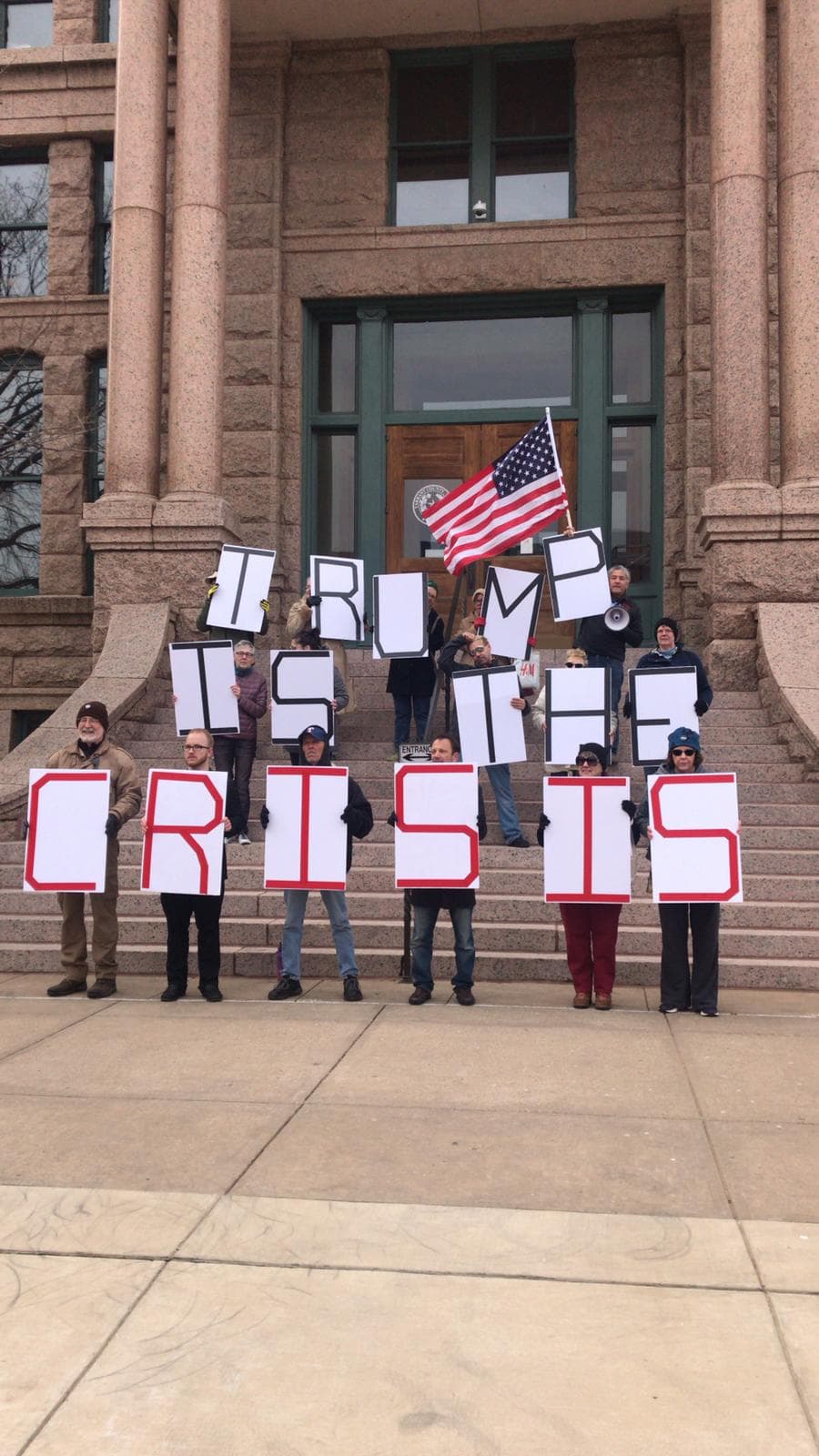 Manifestación en Fort Worth sobre la declaración del presidente de estado de emergencia.