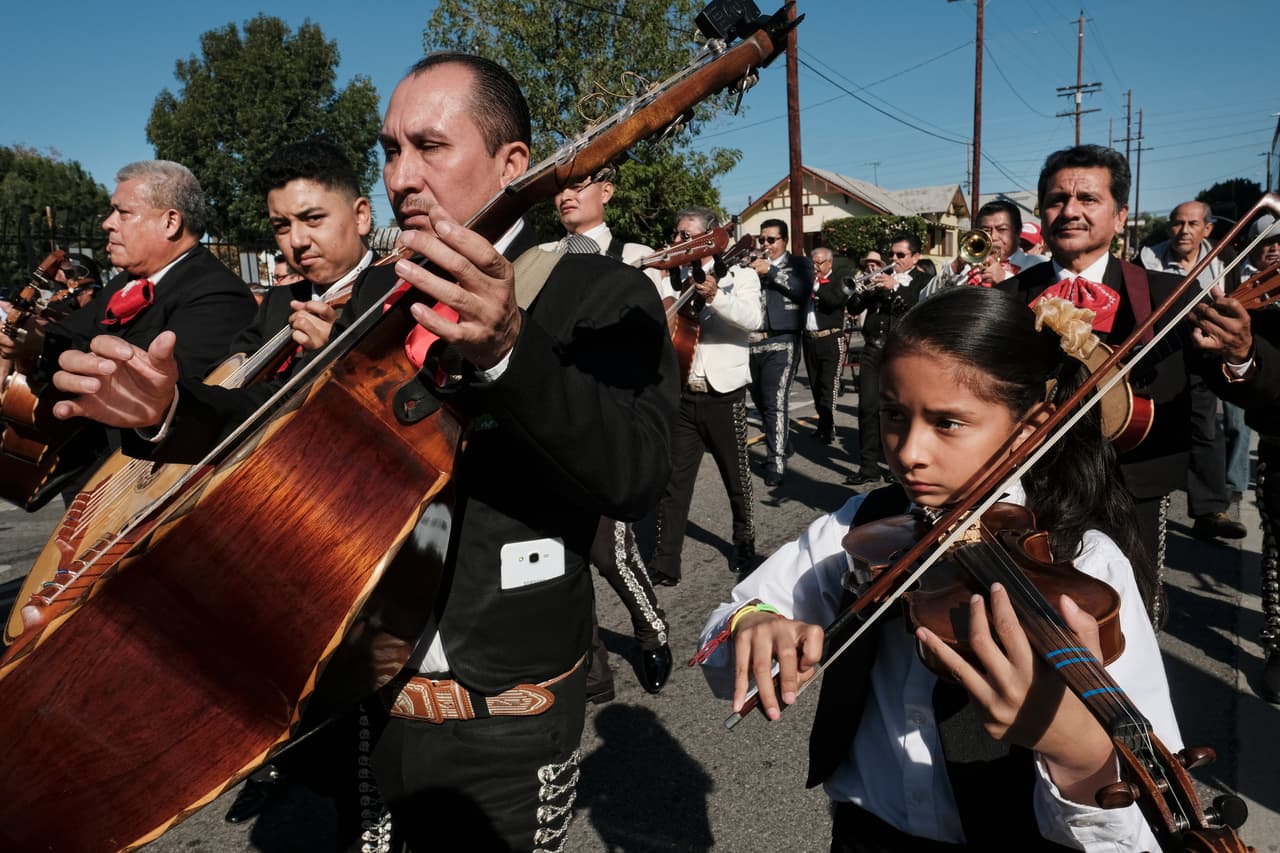 Mariachis de todas las edades participaron en el festival que se llevó a cabo en la Plaza del Mariachi en Los Ángeles.