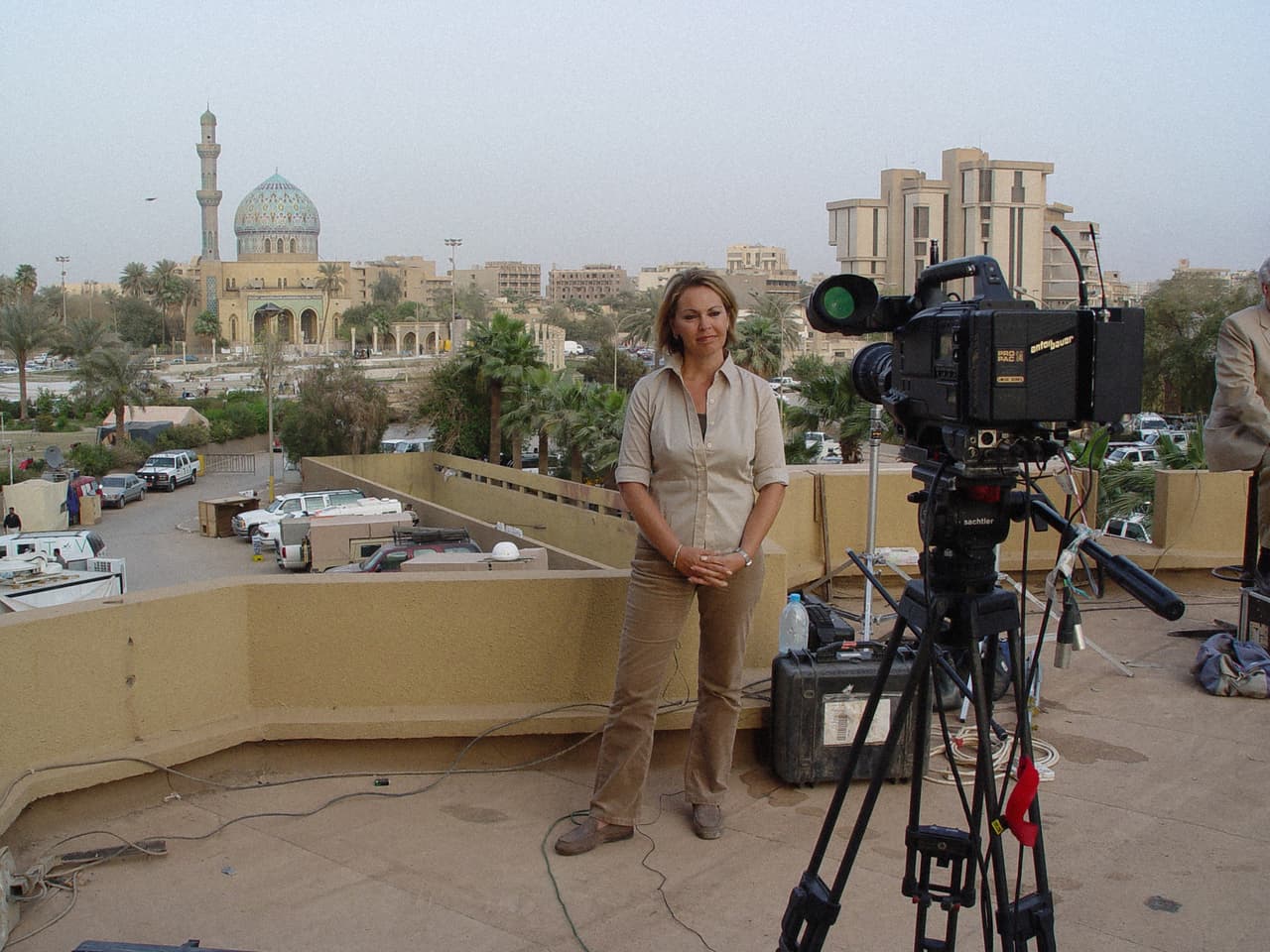 Una toma de la transmisión de María Elena Salinas desde Irak.