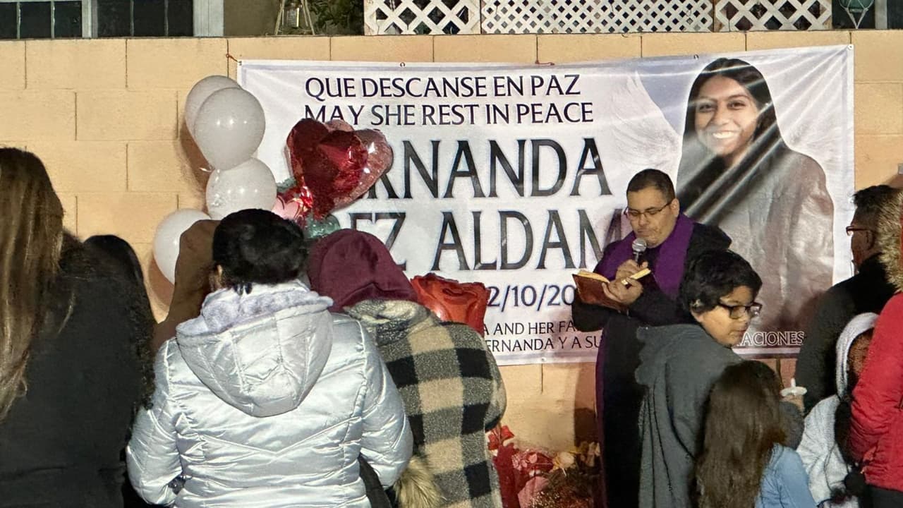 Un sacerdote católico leyó algunas palabras para reconfortar a la familia Pérez Aldama.