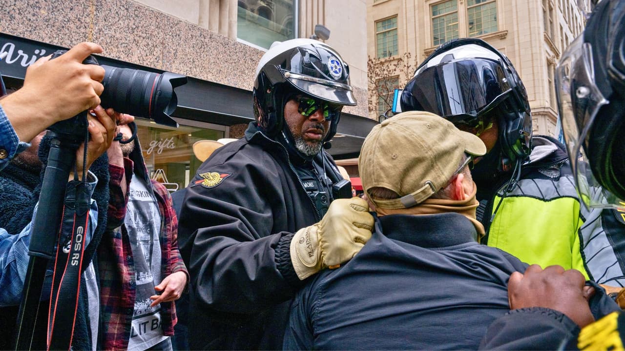 <h3 class="cms-H3-H3">Momento de tensión en Dallas: detención durante protesta</h3> No Kings tras enfrentamientos Momento en que policías 
<b>detienen a un hombre durante la protesta No Kings este sábado en el centro de Dallas,</b> luego de que contramanifestantes interrumpieran la marcha que partió de City Hall y avanzaba por South Ervay Street. 
<br>La policía confirmó 
<b>al menos una detención.</b> 
<br>Testigos dijeron a 
<i>N+Univision 23</i> que el incidente comenzó 
<b>con empujones y escaló a golpes. </b>
<br>También reportaron 
<b>la presencia de Enrique Tarrio entre los contramanifestantes, </b>en una jornada convocada contra políticas del presidente Donald Trump.