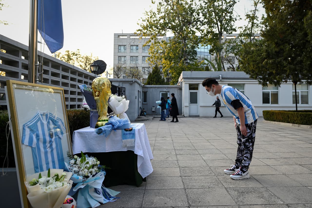 Un grupo de fanáticos levantó un altar frente a la Embajada de Argentina en Pekín para rendir homenaje a 
<b><a href="https://www.univision.com/deportes/temas/diego-armando-maradona">Diego Armando Maradona</a></b>, fallecido a los 60 años de edad.