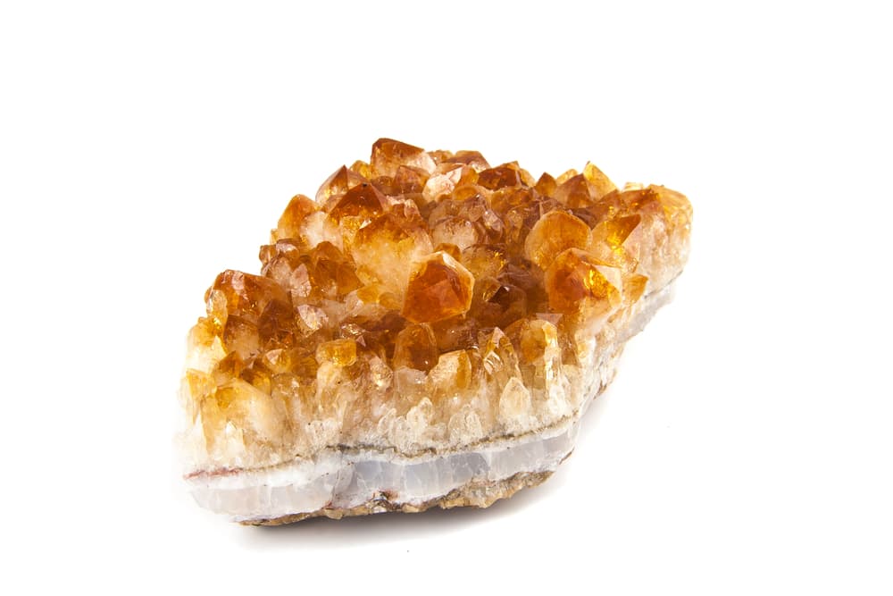 Curiosamente, el citrino es una piedra que no necesita limpieza, ya que absorbe, transmuta, disipa y conduce a la Tierra toda la energía negativa que absorbe, por ello puede proteger cualquier entorno o servir para limpiar y renovar otras piedras.