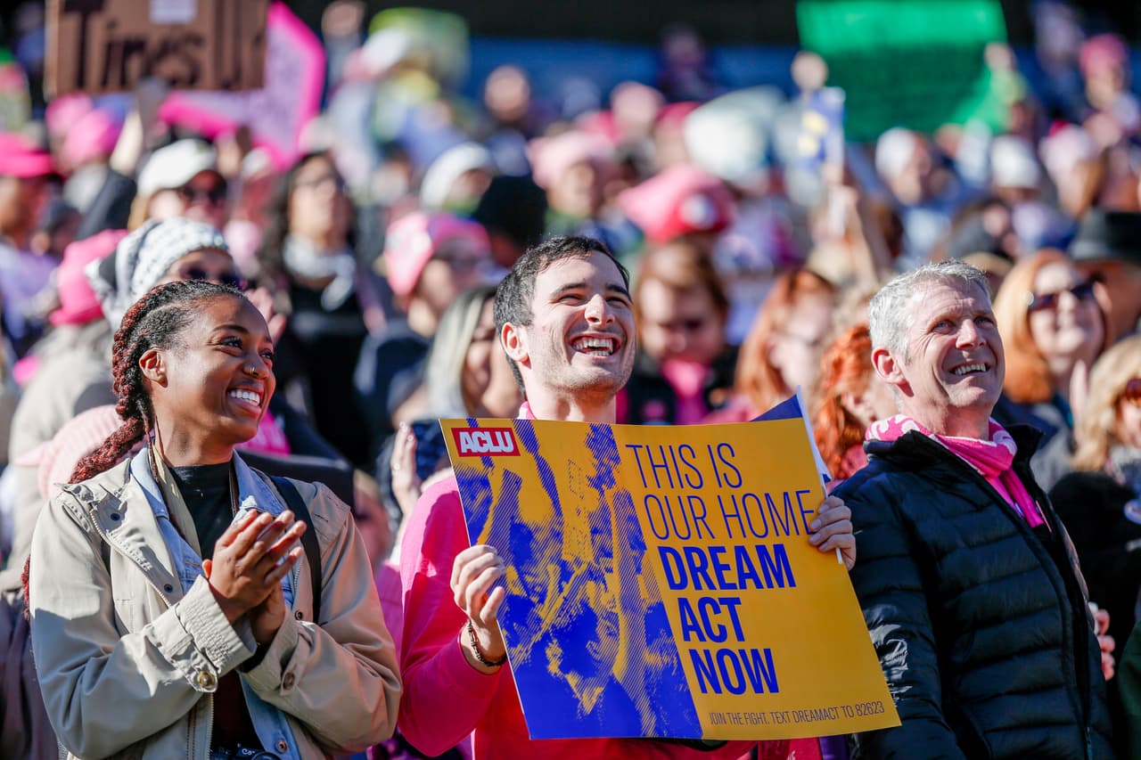 "Esta es su casa, aprueben el Dream Act ahora".
