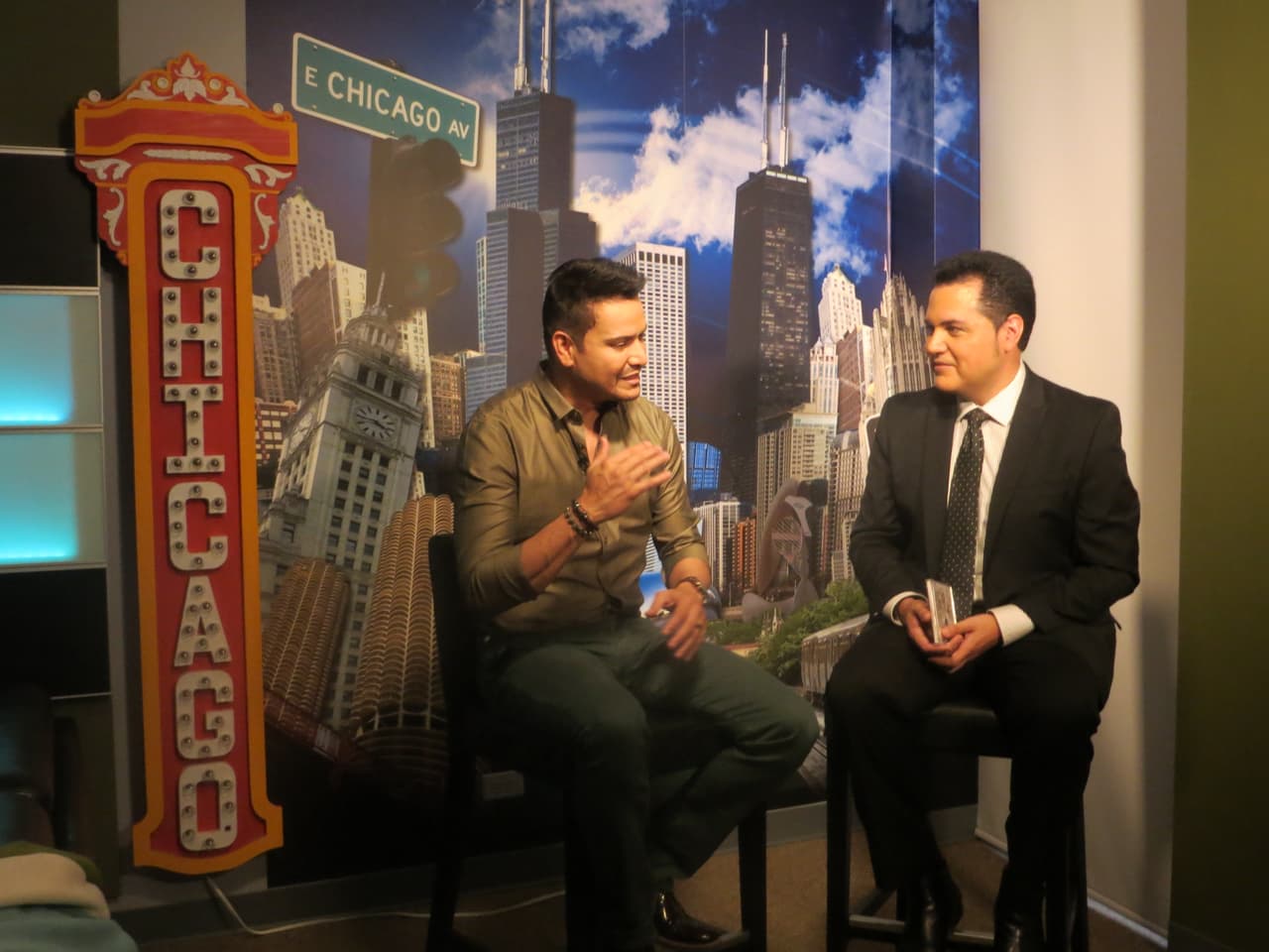 Victor Manuelle abrió su corazón en la entrevista y habló del tema "Algo le pasa a mi padre" que le dedica a su papá que está enfermo de Alzheimer.