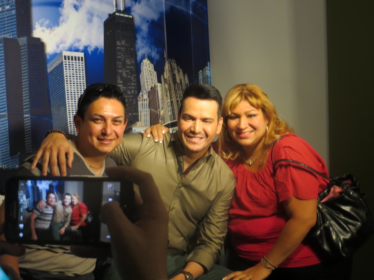 Al final de la entrevista recibió a un fan muy especial que llegó para saludarlo.