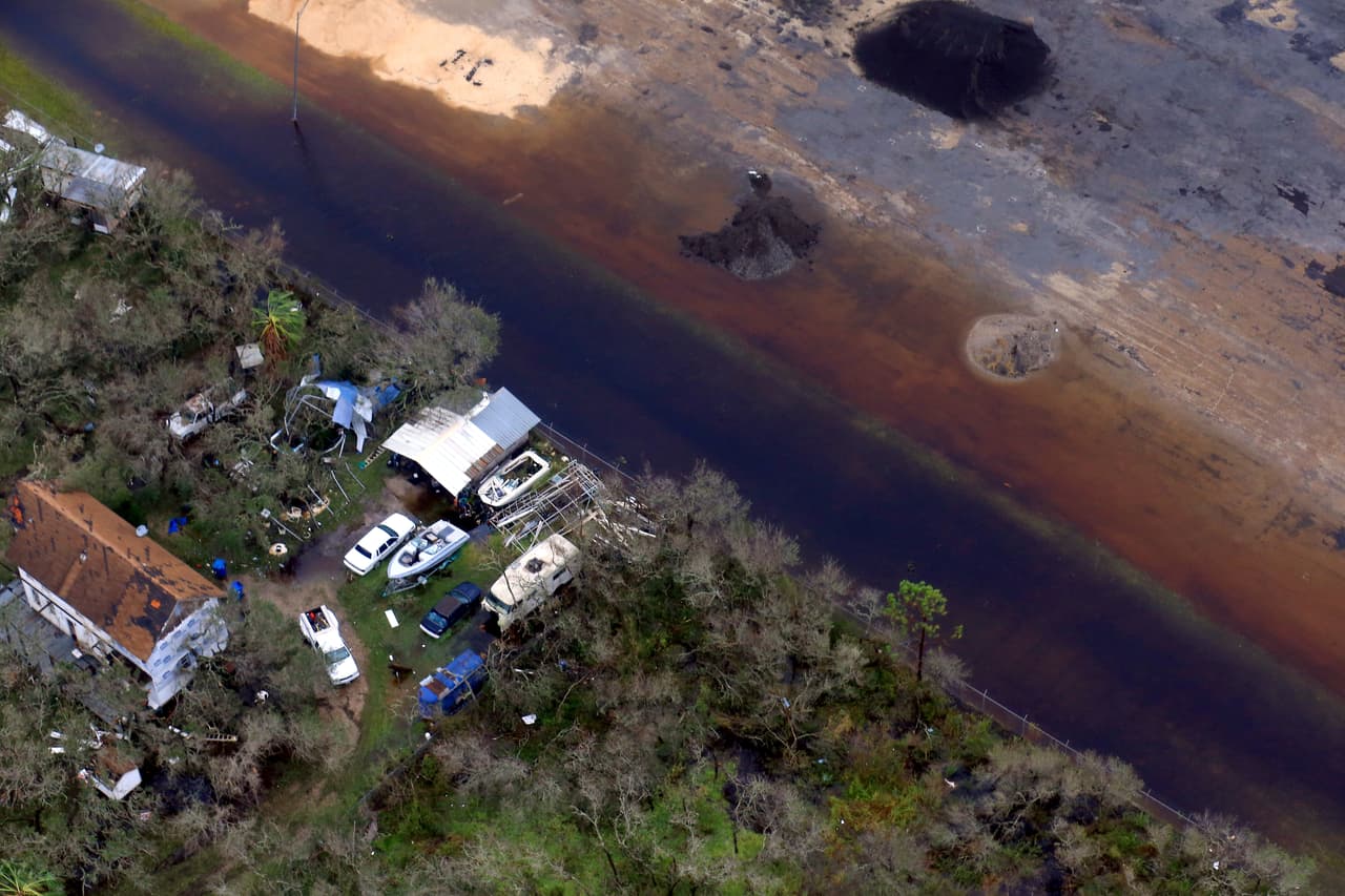 Casas destruidas y botes empujados a la tierra por la fuerza del viento.