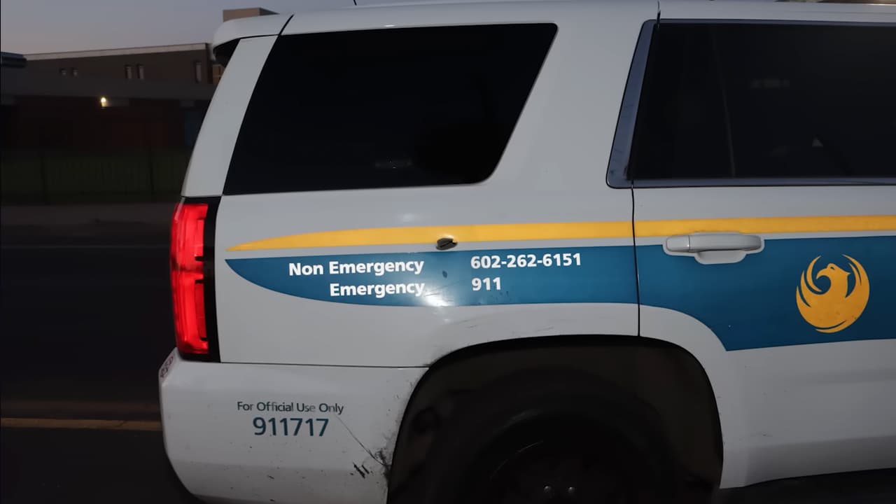 Revelan imágenes de fatal tiroteo entre un presunto ladrón y un oficial de policía de Phoenix.