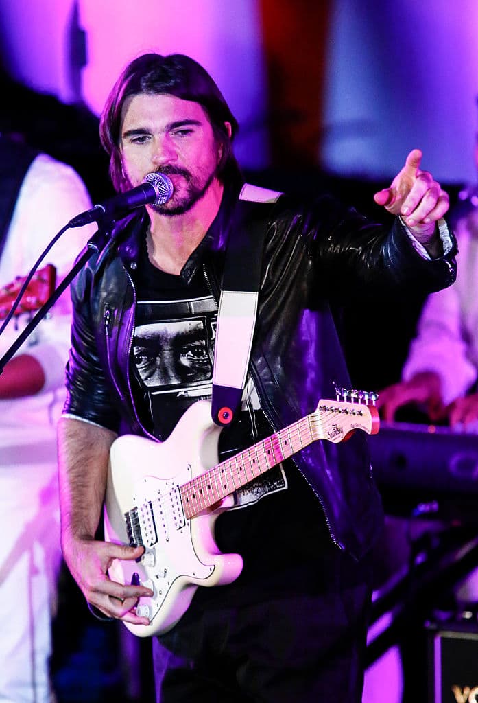 Juanes cantó un tema que había compuesto sólo tres días antes y que dijo no tener título, con un coro que rezaba "este mundo necesita más amor", y luego en inglés "This world just needs more love, this world just needs more love". (Kena Betancur/Getty Images)
<br>
<br>
<br>