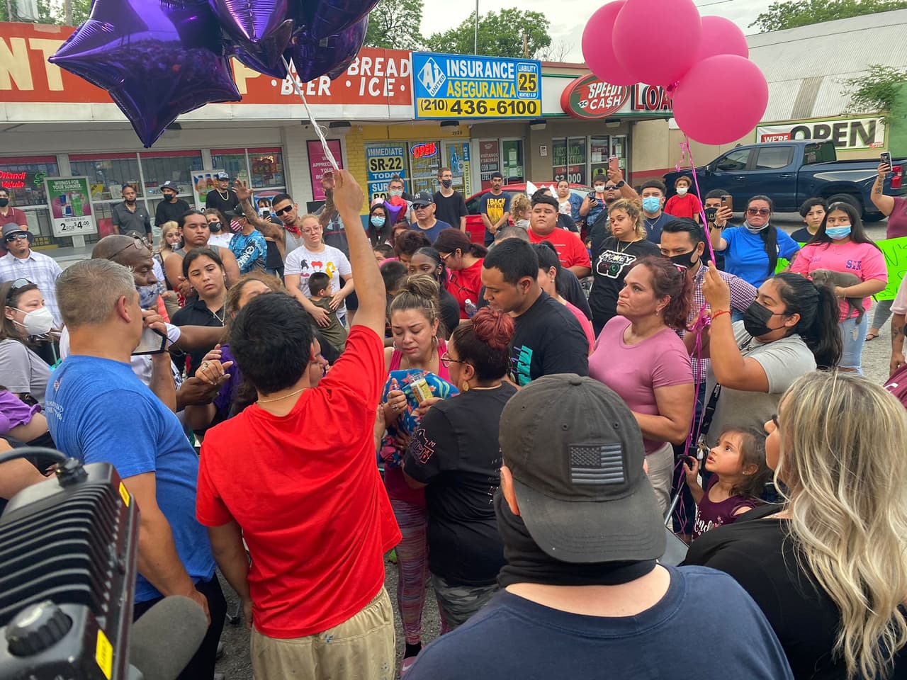 La madre de Saryah señaló a Andrew Elizondo como el responsable de la muerte de su hija. Dijo que minutos antes de la tagedia se encontraban juntos y que segundos después de haberle disparado el sospechoso se rió. 
<br>
<br>Sin embargo, se negó a dar detalles sobre qué desató la disputa.