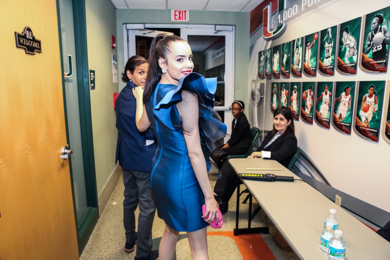 Sofía Carson se detuvo un momento para saludarnos.