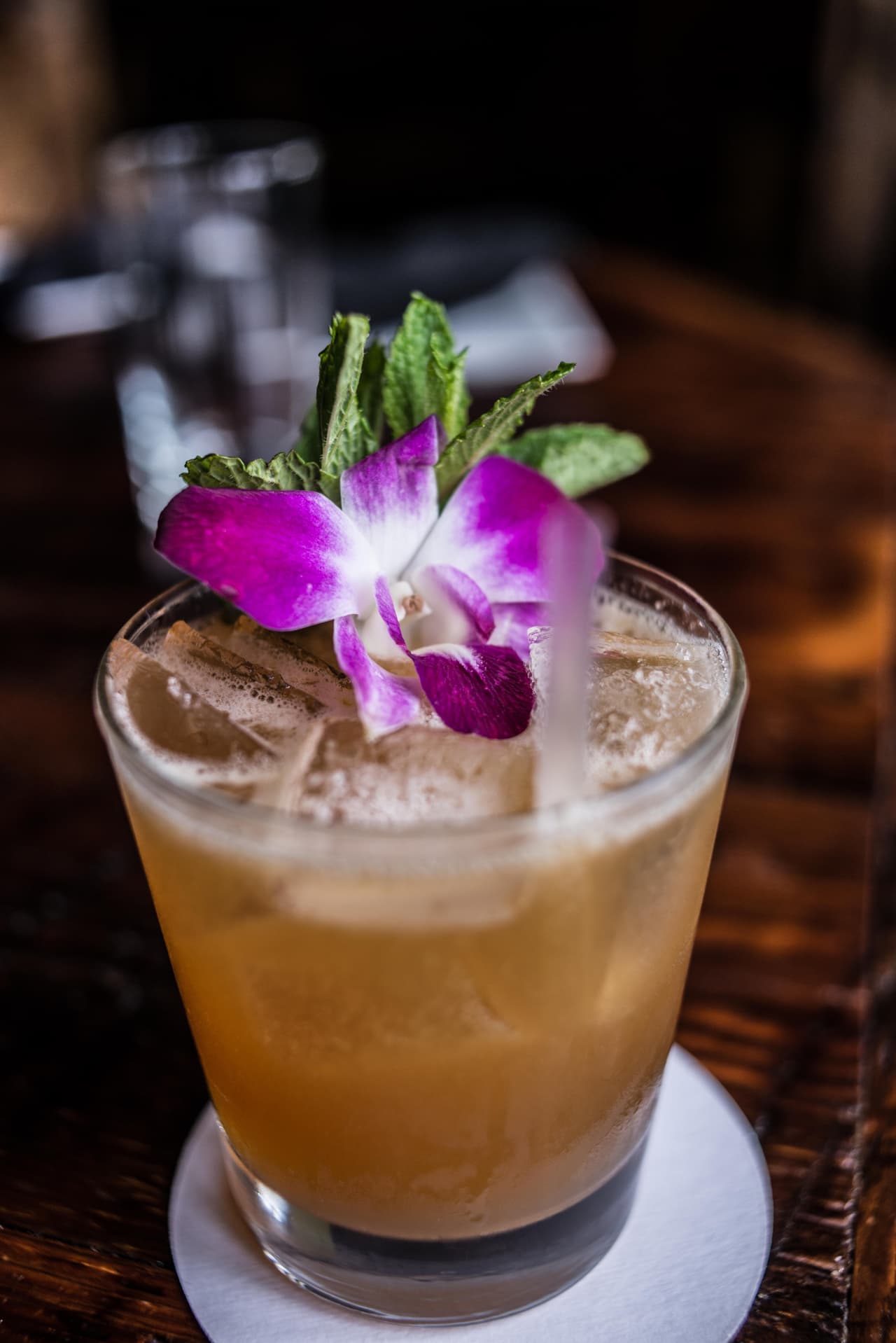 <b>Mai Tai: </b>este trago fue inventado en por Vic "The Trader" Bergeron, en el estado de California. Una receta que ha viajado y ha hechado raíces en Nueva Orleans.
<br>
<br>Para prepararlo necesitas 1 parte de ron de Jamaica, 1 parte de ron de Martinica, ½ de curaçao, ¼ de jarabe de horchata, ¼ de Rock Candy syrup , ½ de jugo de limón, menta y hielo.
<br>