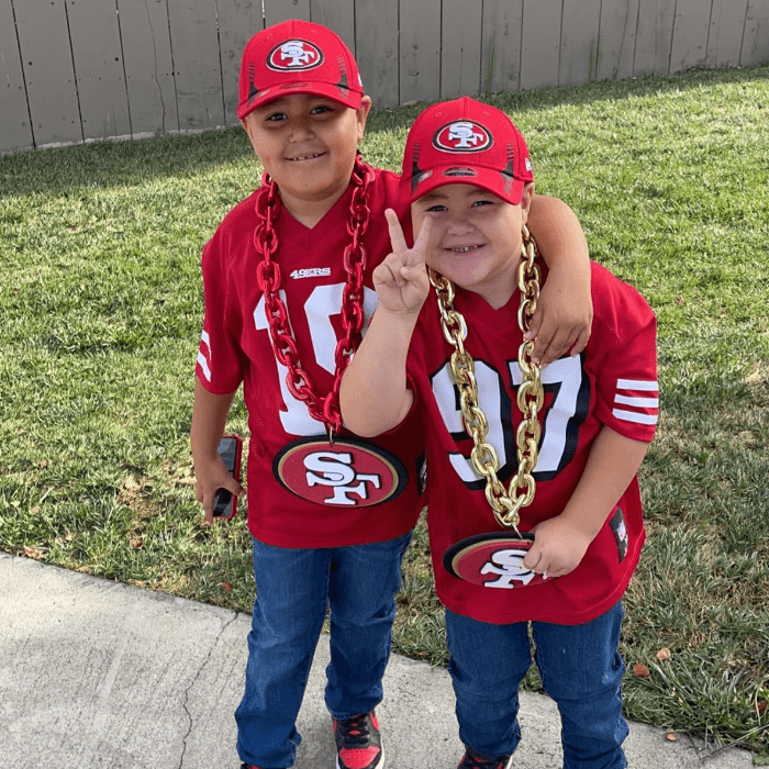 Estan imagen es de la primera vez que fueron estos pequeños a un partido de los 49ers.