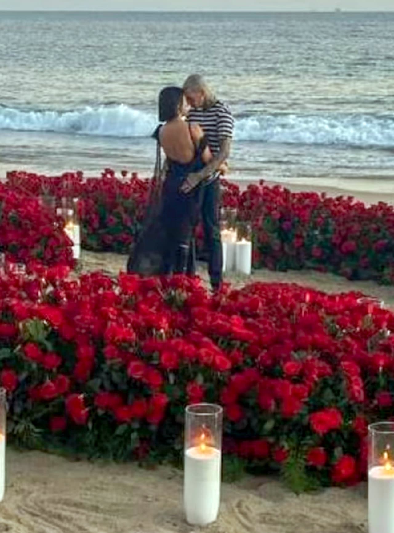 "Pude ver a Kourtney sonriendo de oreja a oreja y se llevó la mano a la boca con expresión de sorpresa. La familia los animó y regresó al hotel", narró.
<br>