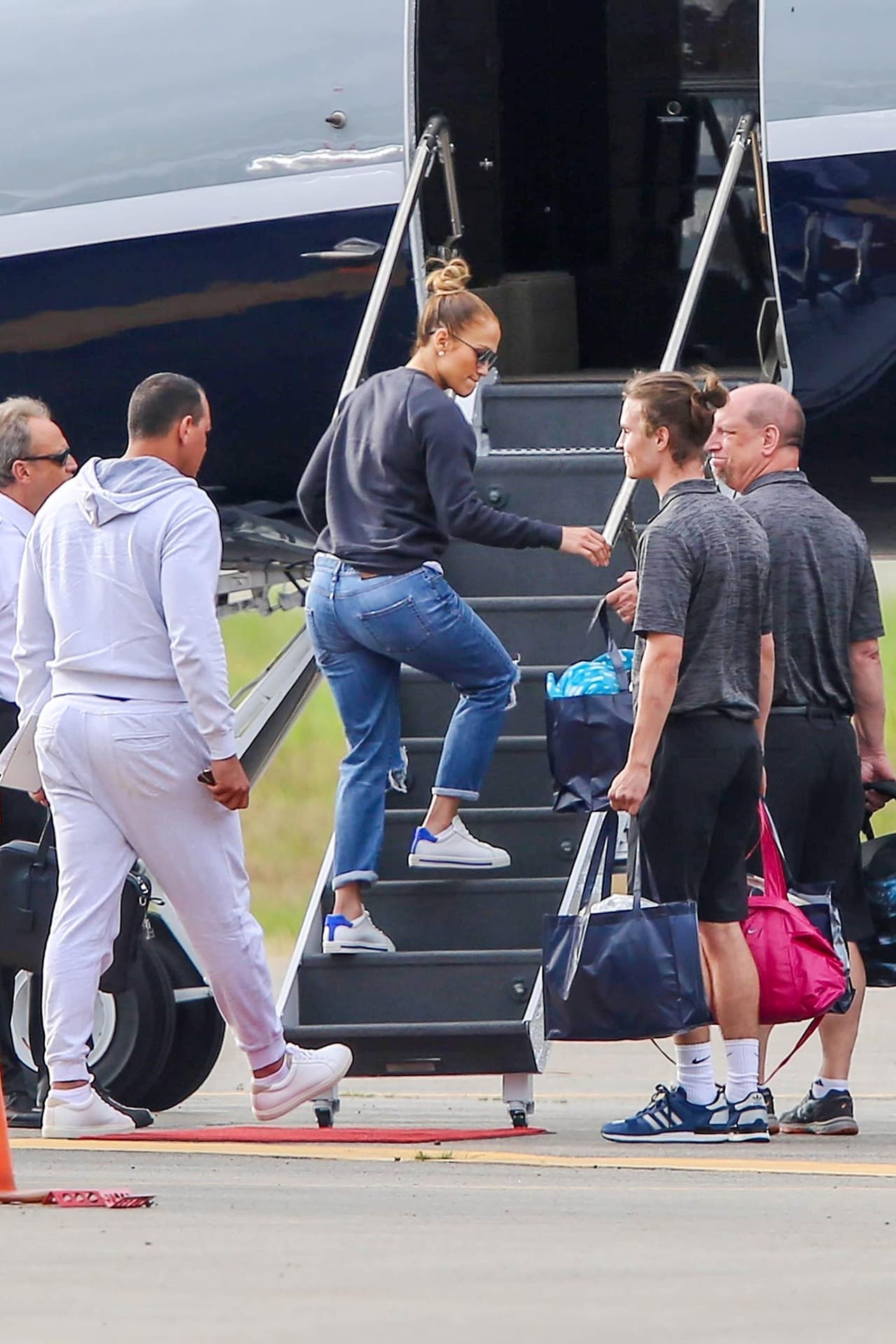 Jennifer López, por su parte, parecía ir dando las instrucciones y asegurándose de que todo el mundo tuviera su equipaje.