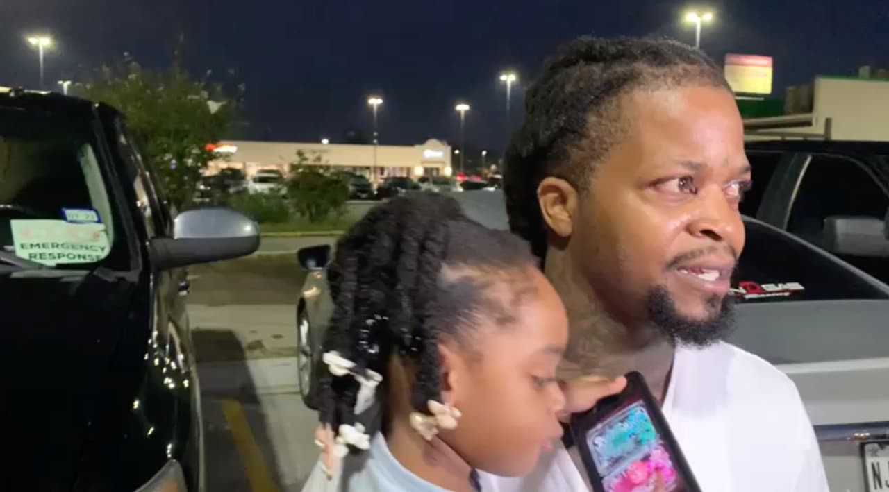 La niña fue encontrada minutos más tarde en el estacionamiento de “Mi tienda” y fue entregada a sus padres. La menor se encuentra bien y las autoridades revisan las cámaras de seguridad para tener más información.