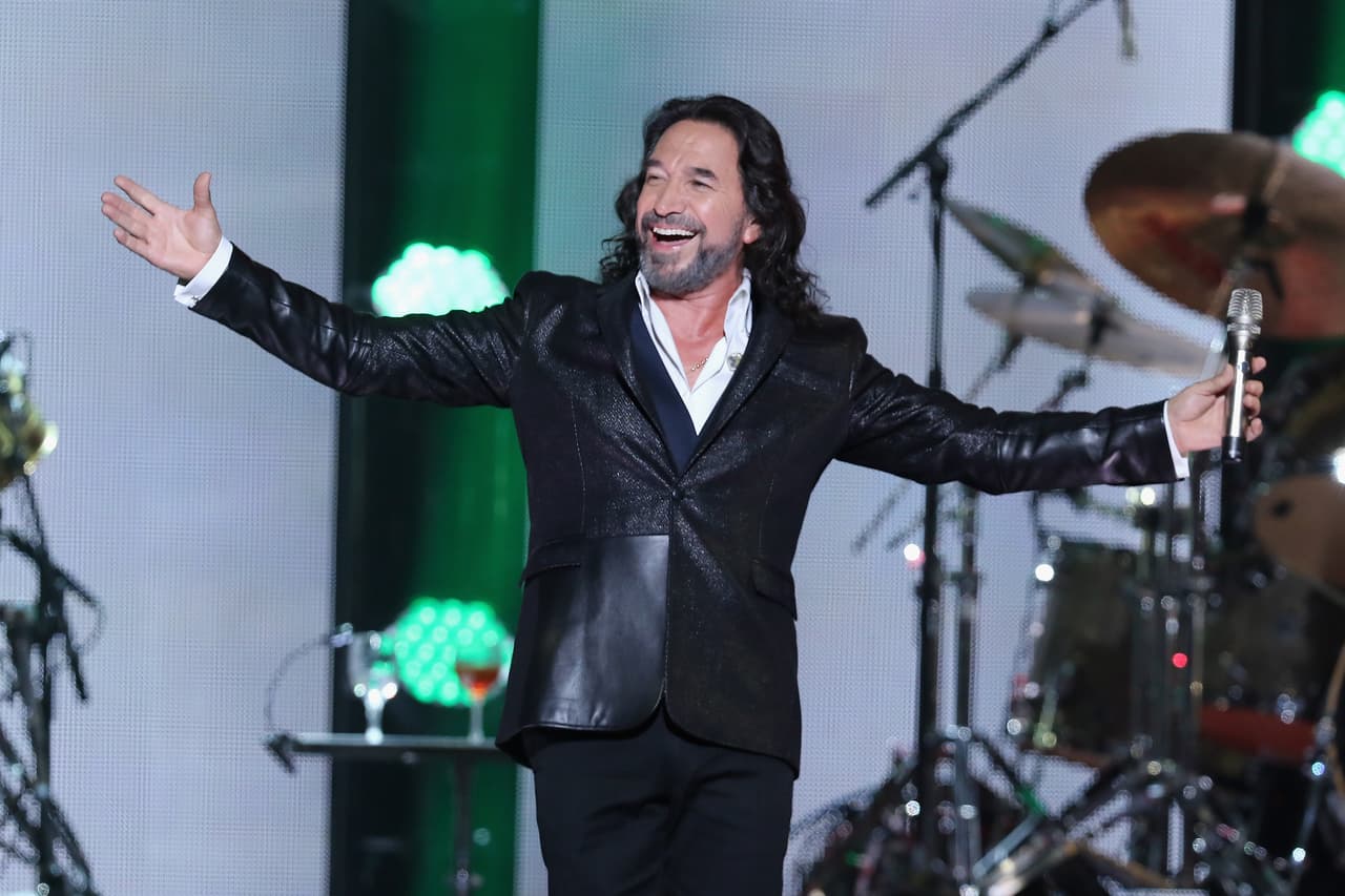 <b>Marco Antonio Solís</b>: comenzó a cantar en 1973, tiene su propia estrella de la fama en el paseo de Hollywood y registra 50 millones de discos vendidos. 
<br>