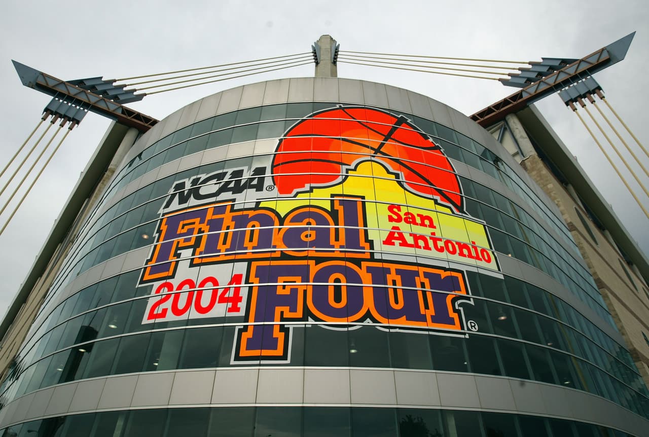 También presentó el Final Four de baloncesto de la NCAA en tres ocasiones, en 1998, 2004 y 2008.