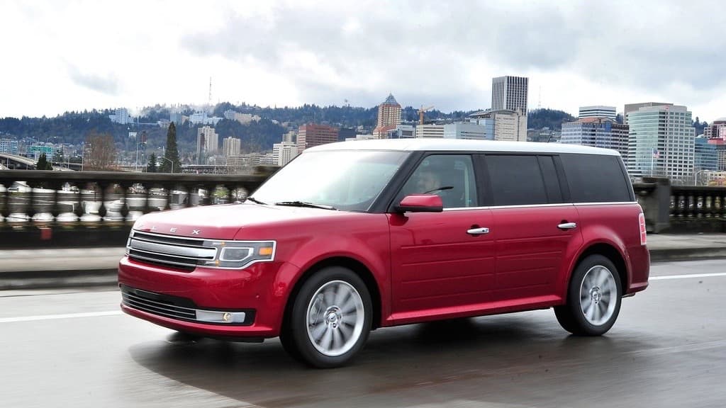 <b>Ford Flex</b>: La crossover Ford Flex basada en la plataforma del Taurus es una elegante camioneta crossover de 7 pasajeros que llegó al establo de Ford en 2008 para sustituir a la minivan Ford Freestar. Sin embargo su peculiar estilo polarizó al público y no capturó al número de compradores que Ford deseaba.