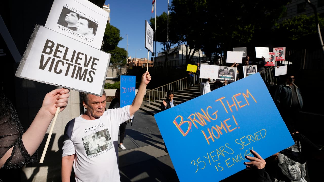 Meghan Trimarchi, quien viajó desde Oregon para asistir a la audiencia de 
<a href="https://www.univision.com/local/los-angeles-kmex/audiencia-resentencia-hermanos-menendez-pospone-abril">resentencia que se pospuso</a> para mostrar su apoyo a los hermanos Menéndez dijo: “Creo en la justicia para todas las víctimas de agresión sexual. Todas necesitan tener voz”.