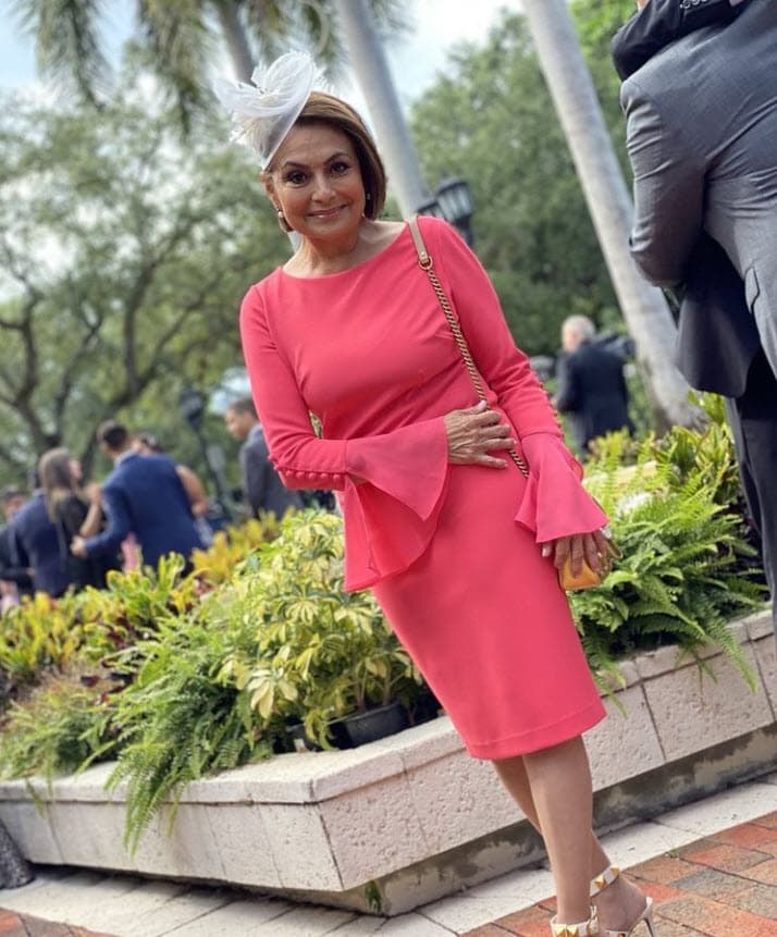 <b>María Antonieta Collins</b> llegó a la iglesia con este atuendo que 
<b><a href="https://www.univision.com/shows/el-gordo-y-la-flaca/maria-antonieta-collins-copiara-las-invitaciones-de-boda-de-tanya-charry-si-se-vuelve-a-casar-video" target="_blank">acompañó con un elegante tocado. </a></b>