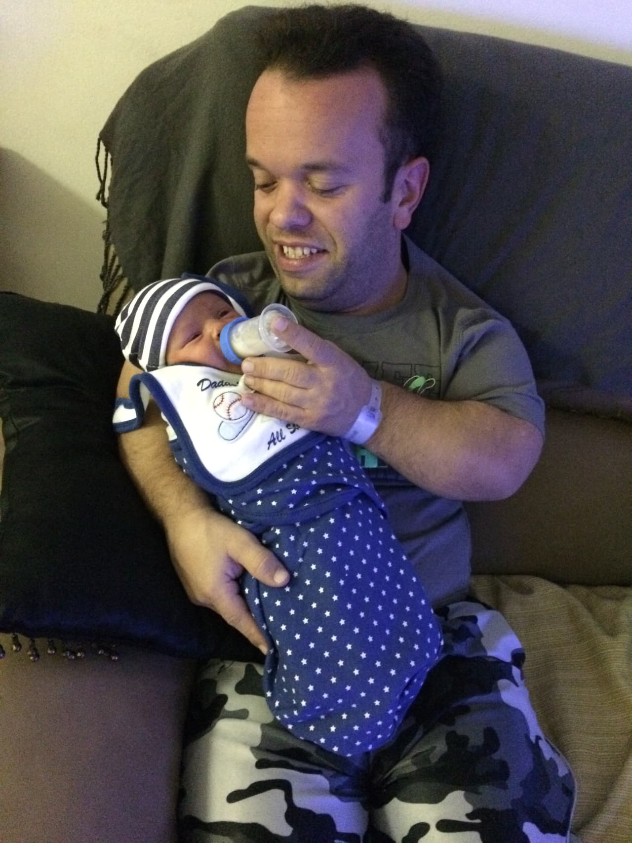 Las pocas veces que no estaba durmiendo estaba comiendo, y ahí estaba Carlitos listo para darle su biberón y disfrutar cada minuto de ese momento. Carlitos mismo nos contó que una de las cosas que más disfrutó de los primeros días de Sebastián en casa fue darle sus alimentos y verlo disfrutar.
<br>
<br>