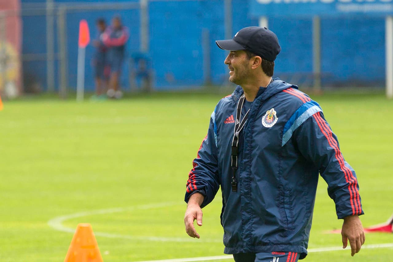 'Chepo' de la Torre aseguró que en Chivas no le rogarán a Alan Pulido