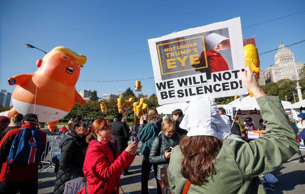 "No seremos silenciadas, no bajo los ojos de Trump". El mensaje de esta manifestante va acompañado de una fotografía de la serie 'The Handmaid's Tale'.
<br>
<br>
<b><a href=" https://www.univision.com/noticias/politica/por-que-se-visten-con-tunicas-rojas-y-sombreros-blancos-las-mujeres-que-protestan-contra-kavanaugh">Lee también: ¿Por qué se visten con túnicas rojas y sombreros blancos las mujeres que protestan contra Kavanaugh?</a></b>