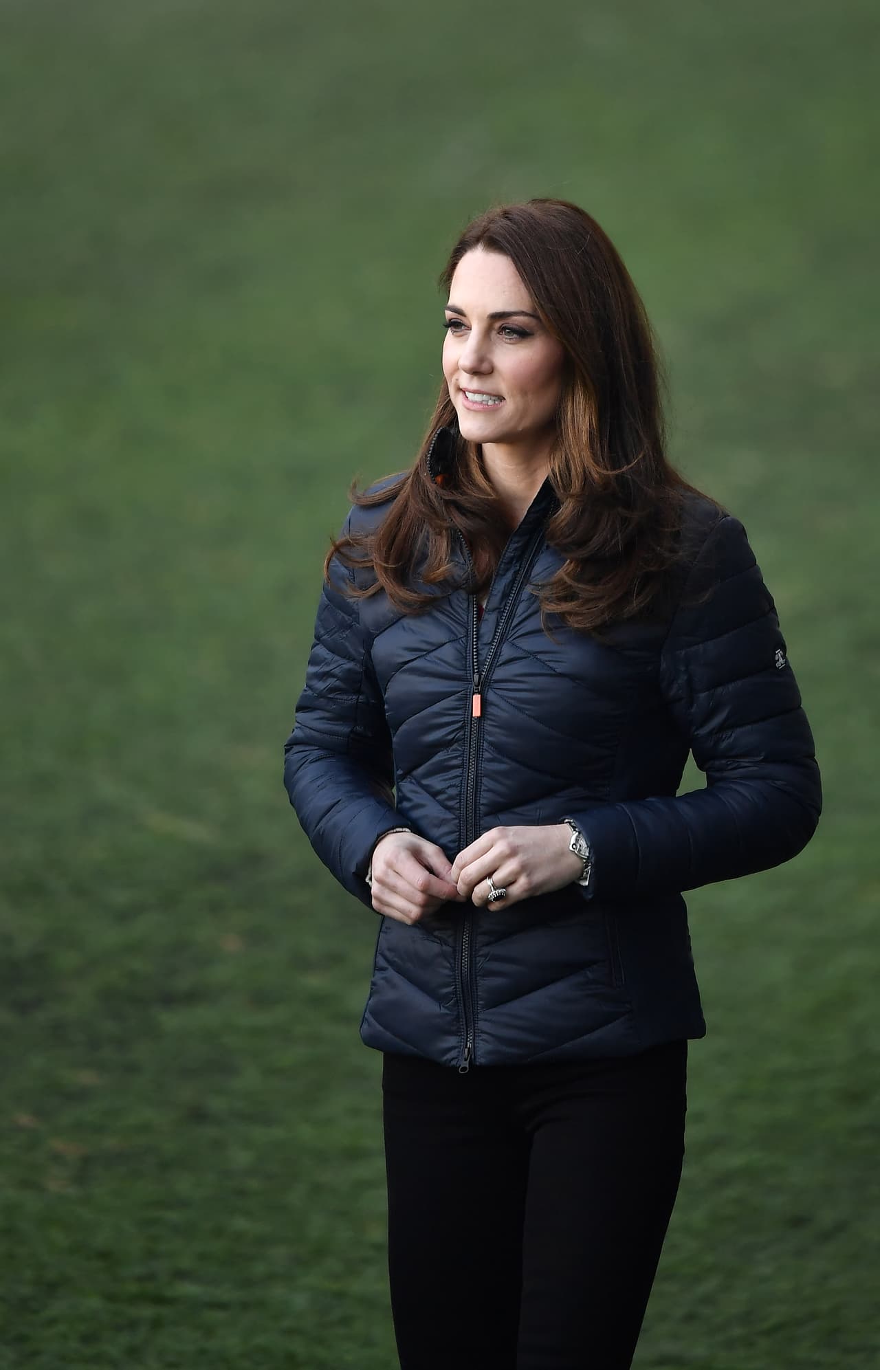 Fue en plena cancha que Kate sorprendió al cambiar su look en segundos para jugar fútbol junto al príncipe William con las niñas del programa 'Shooting Stars', que promueve el deporte entre las chicas.
<br>