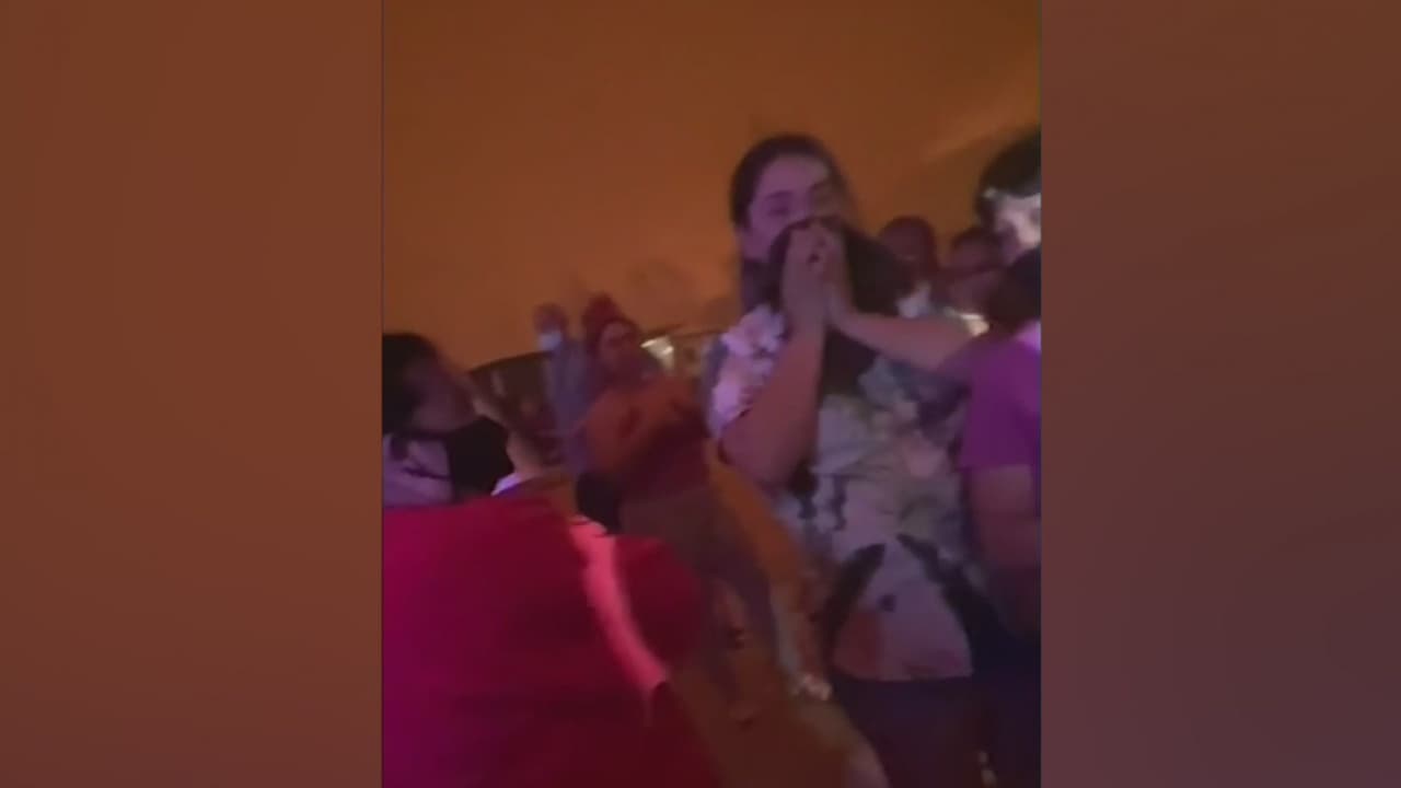 Los sobrevivientes aseguraron que casi no podían respirar por la densidad del humo, llamaron al 911 y les habrían dicho que no podían ayudarlos por lo peligroso del terreno. Ante la gravedad de la situación, pidieron auxilio a través de una transmisión en vivo de Facebook. Cuando trataban de ir hacia el río llegaron helicópteros para recatarlos.