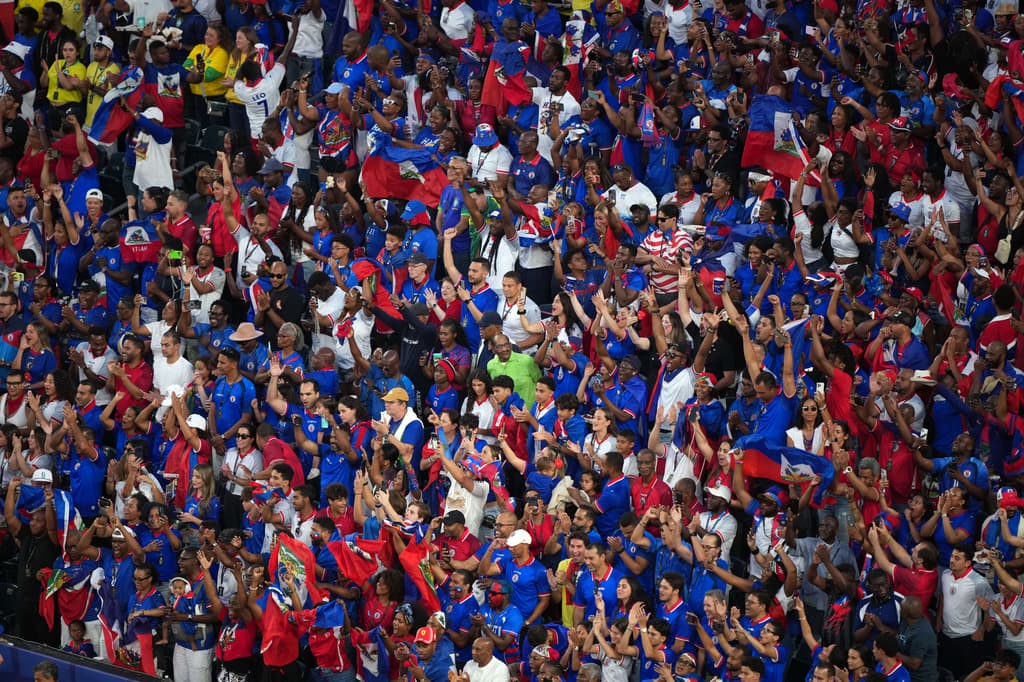 También la afición haitiana marcó una gran presencia pintando de azul y rojo la tribuna del estadio.