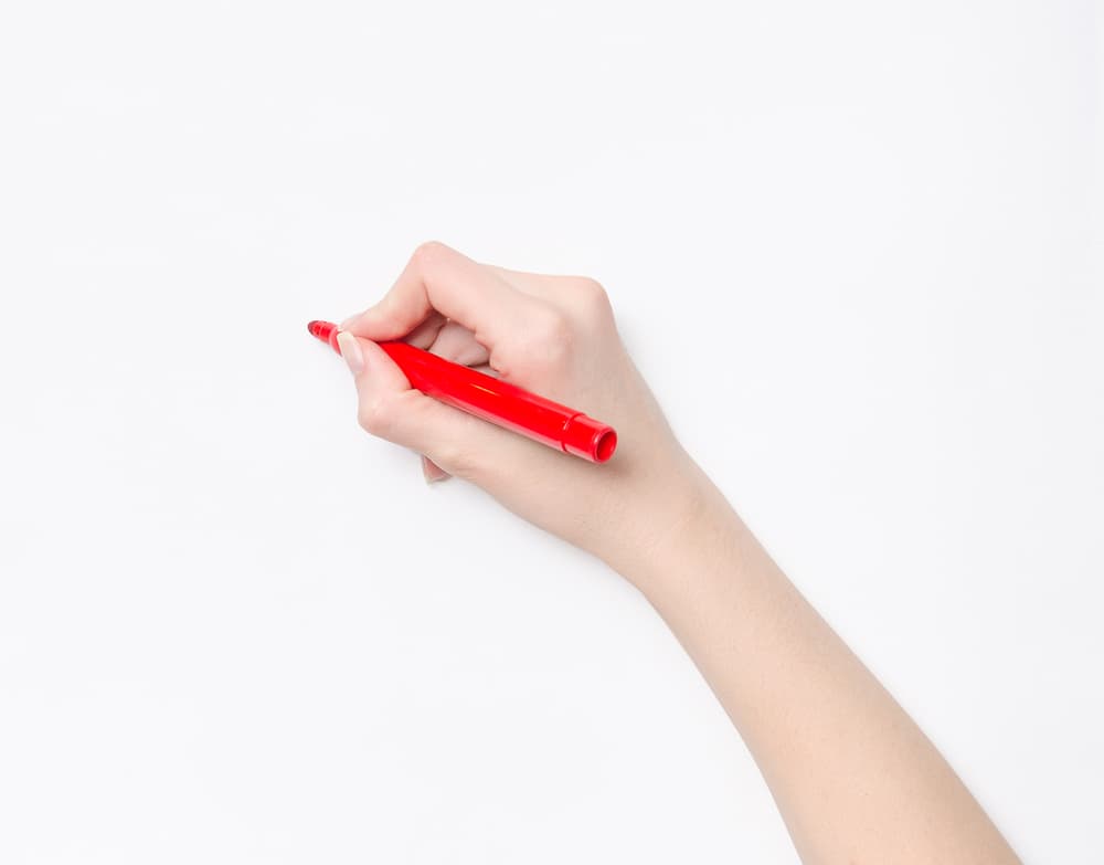 Ahora dobla bien el papelito donde escribiste tus objetivos y colócalo debajo del bol y las velas.