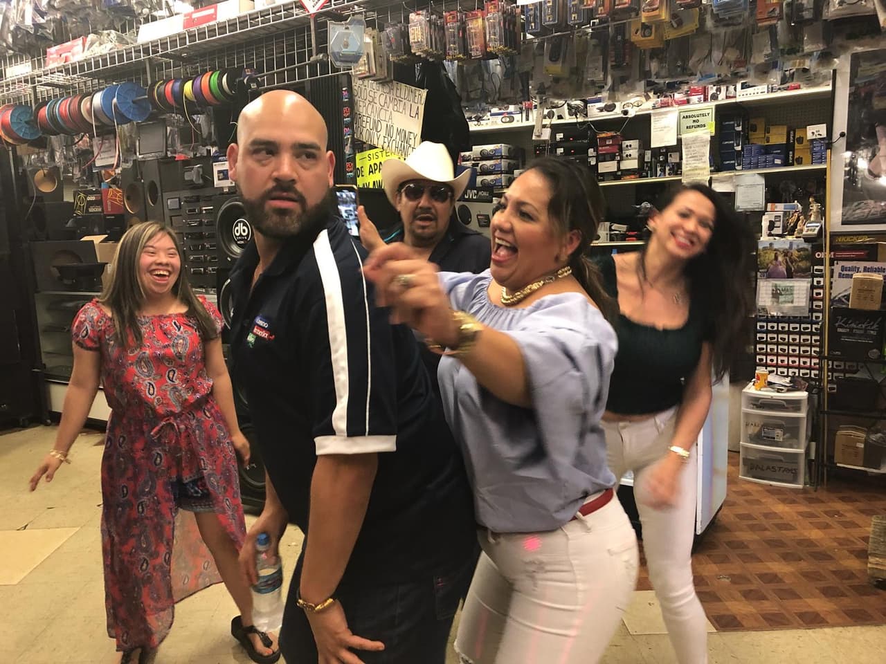 Invitó al Pelón y juntos prendieron la fiesta con las radioescuchas de El Bueno, La Mala y El Feo.