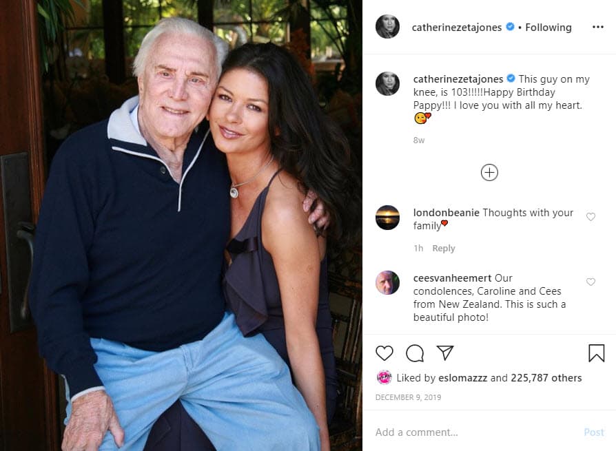 La última vez que Zeta-Jones compartió una imagen con el padre de su esposo, Michael Douglas, fue el 9 de diciembre de 2019 para felicitarlo por su cumpleaños. "Este chico en mi rodilla ¡tiene 103 años! ¡Feliz cumpleaños papi! Te amo con todo mi corazón".
<br>