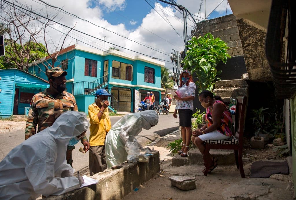 Personal médico realiza pruebas de coronavius a una mujer en San Cristóbal, uno de los puntos más afectados de la República Dominicana, el pasado 13 de junio de 2020.
