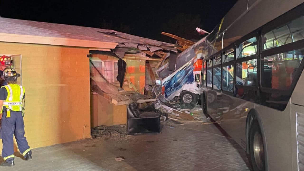 Autobús se estrella contra una vivienda en Mesa y deja varias personas lesionadas