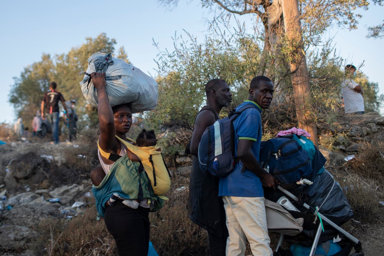 Algunos sobrevivientes han dicho que ya no quieren estar en Lesbos, que quieren regresar a sus países. Pero debido a la pandemia no han viajes de retorno. El futuro es incierto.