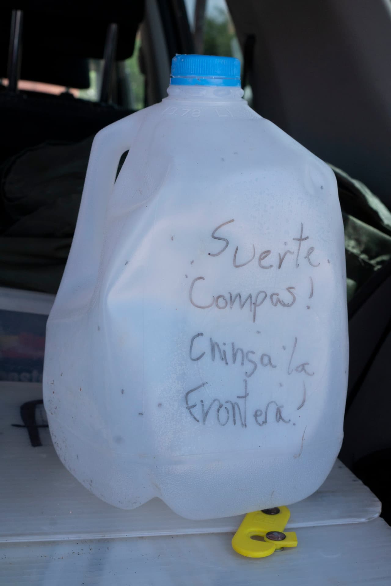 "Suerte compas! Chinga la frontera" dice una de las botellas de agua dejada por los voluntarios en varios puntos de la frontera para que los inmigrantes puedan hidratarse en medio de altas temperaturas.