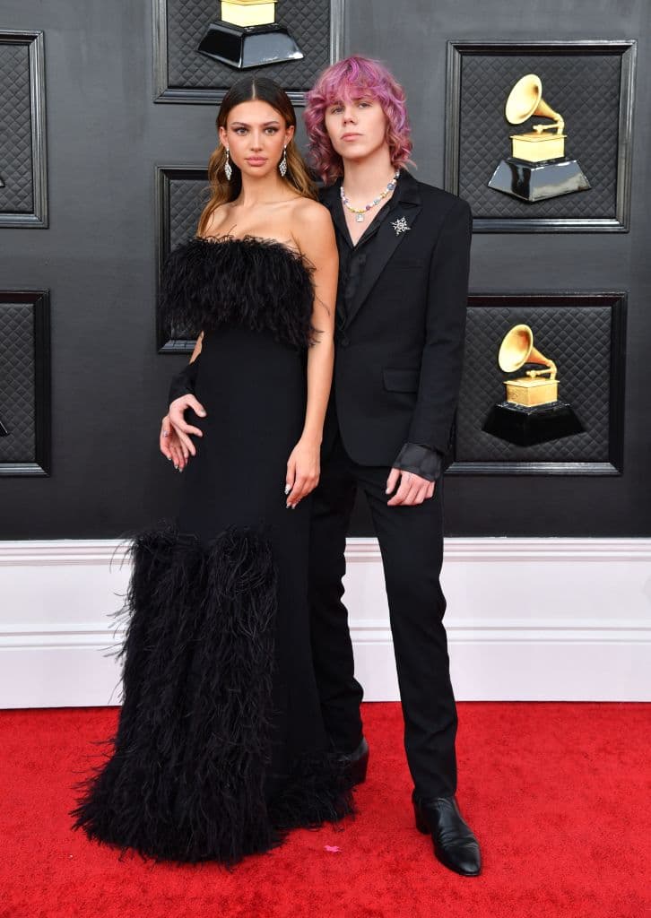 <b>The kid Laroid y Katarina Deme</b>
<br>El rapero australiano y la famosa tiktokers se presentaron a la premiación de los GRAMMY 2022 enfundados en un 'total black look'.