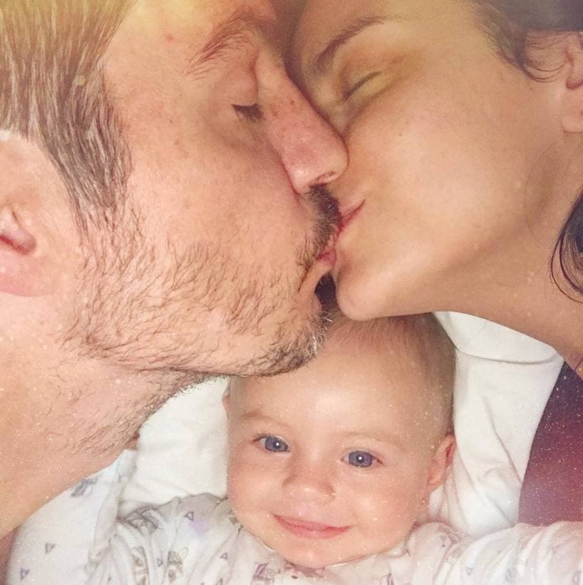 Aislinn Derbez y Mauricio Ochmann se conocieron en el año 2014 durante la filmación de la comedia 'A la mala'.
<br>