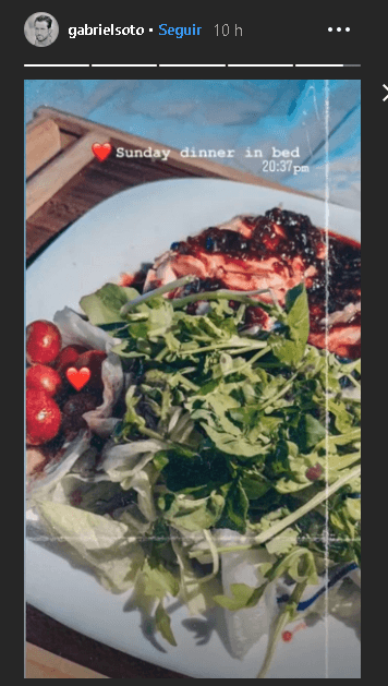 Un plato de ensalada fue lo que compartieron ambos actores desde la comodidad de una cama.
