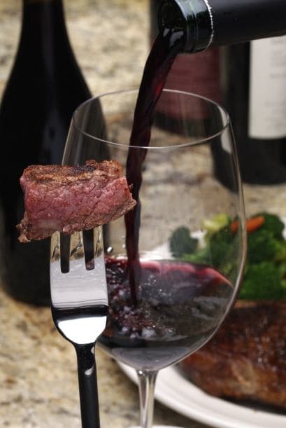 Por ejemplo: un Cabernet Sauvignon se lleva fabulosamente bien con una jugosa carne roja, mientras que un Soave ligero queda de maravilla con un pescado escalfado, pues ambos son delicados.