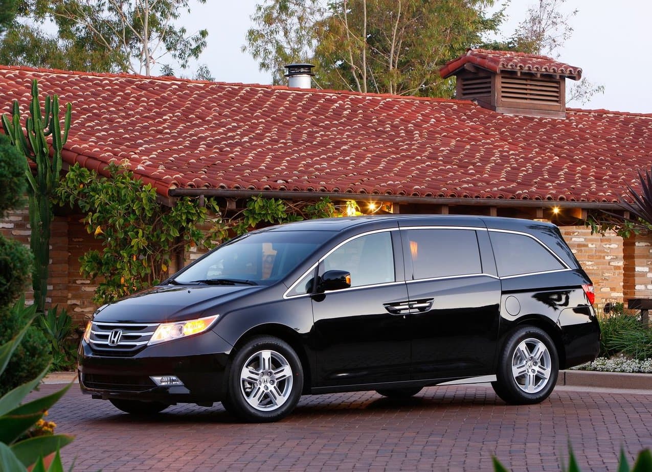 <b>Honda Odyssey – Segundo lugar en el segmento de las minivans usadas</b>
<br>
<br>La Honda Odyssey cuenta con una calificación perfecta en seguridad de cinco estrellas y se encuentra entre los mejores automóviles de pasajeros en materia de retención de valor tras cinco años de uso. La Odyssey es elogiada por su manejo ágil y practicidad. En promedio, este modelo puede ser adquirido en 2020 con 5 años de antigüedad por $24,444.