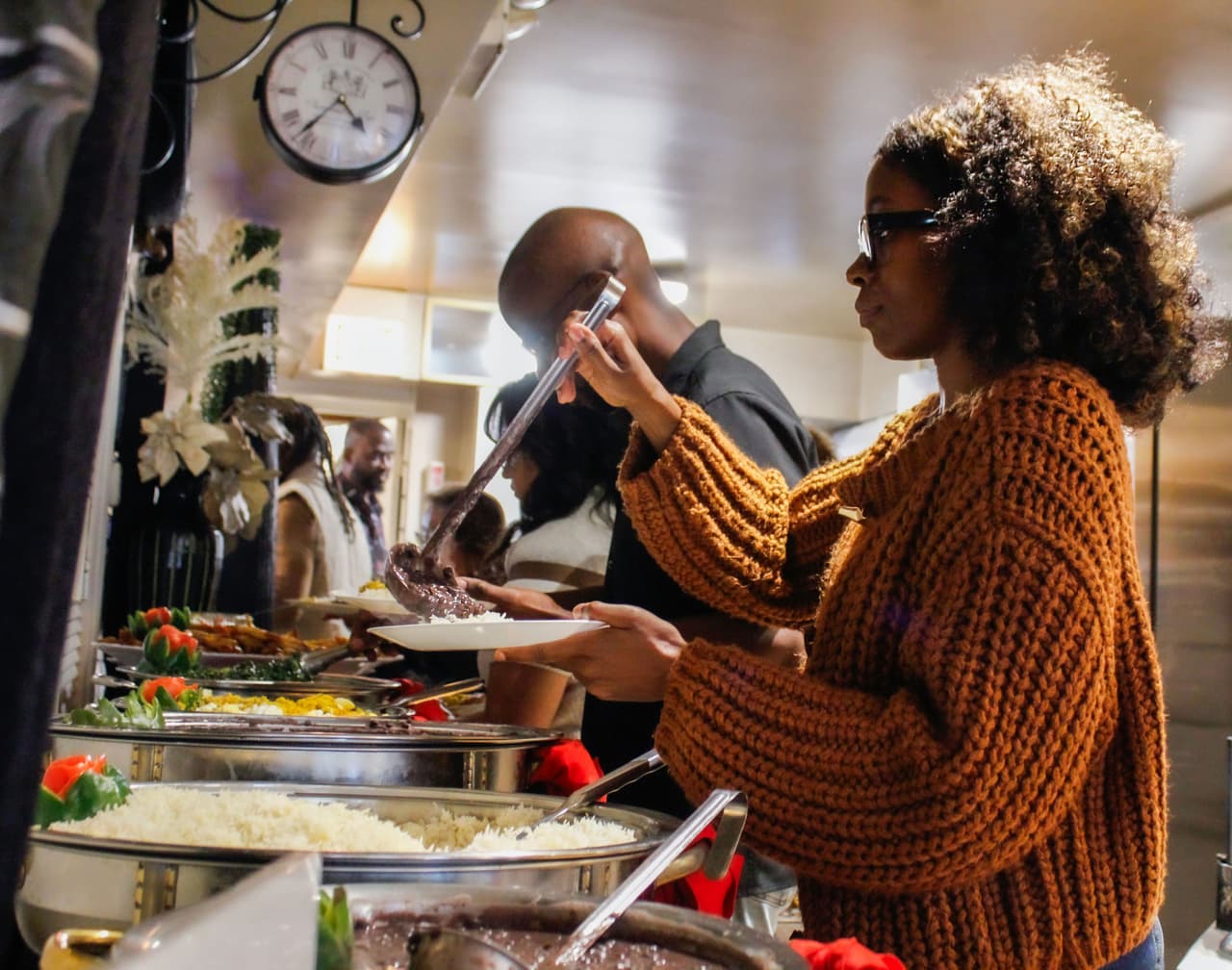 Charolas de comida tradicional brasileña se encuentran disponibles para que los clientes de Sinhá puedan servirse la comida que deseen el domingo 7 de septiembre de 2025.
