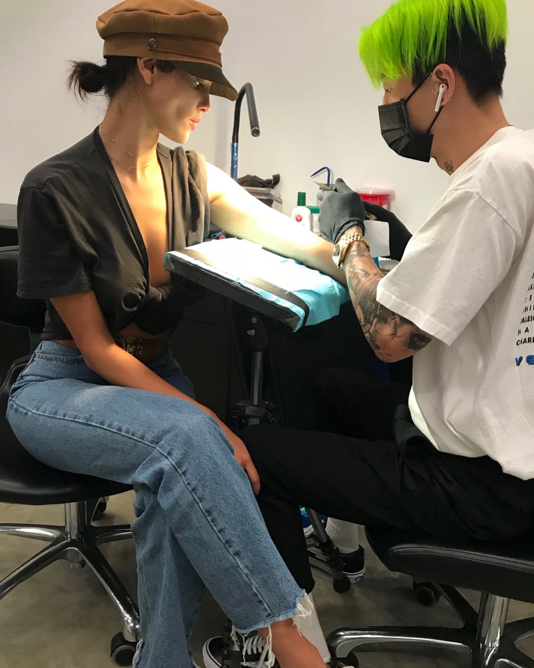 La actriz y modelo mexicana visitó a una reconocida y muy exclusiva tienda de tatuajes que ha trabajado diseños de otras celebridades también.