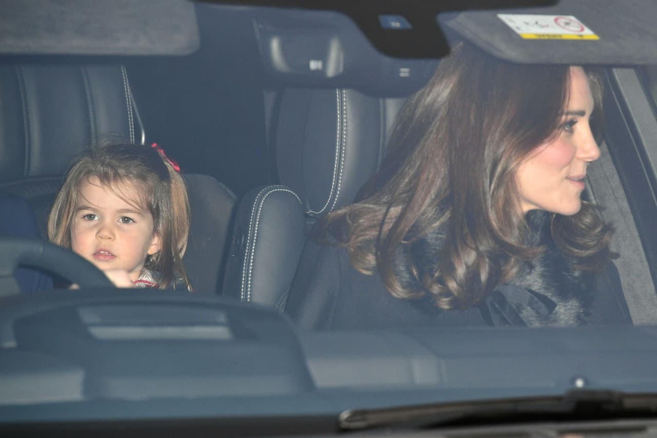 Tras el almuerzo en el palacio de Buckingham, Kate Middleton, la princesa Charlotte y los príncipes William y George, saldrían rumbo a Norfolk a cumplir con otros compromisos familiares.